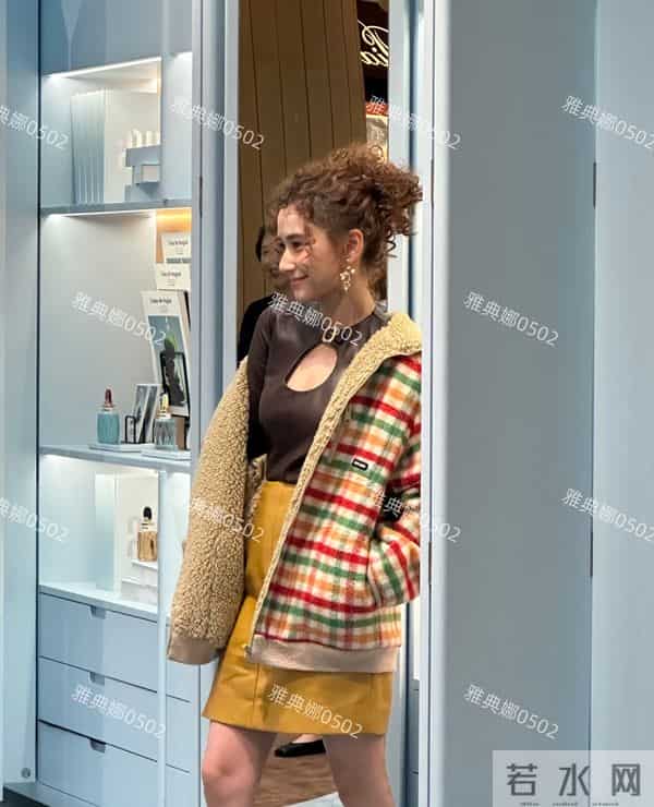 王诗龄何超莲同框,王诗龄虽衣服成熟但胜在年轻何超莲发型显老气