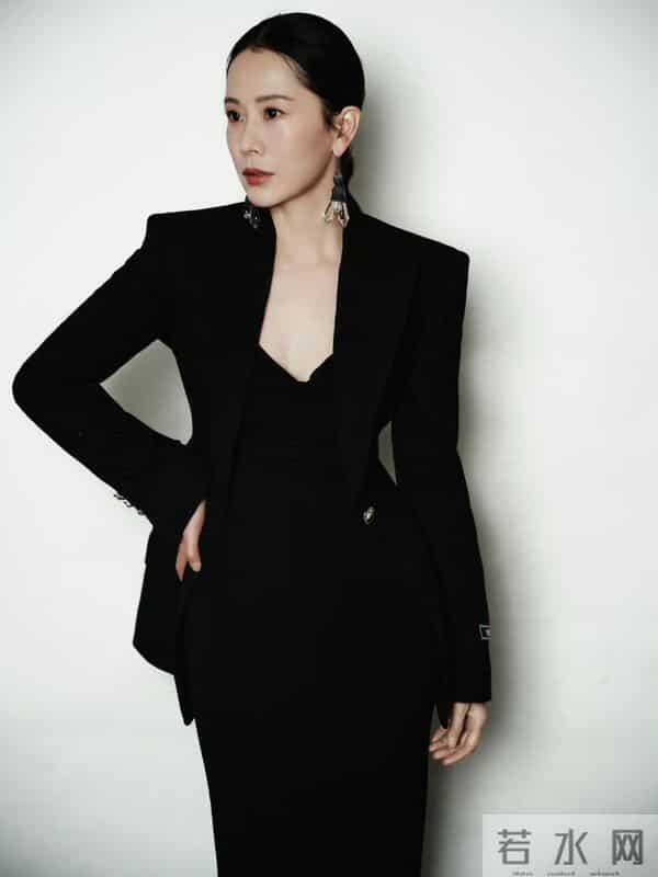 简单黑裙也惊艳!海清的身段和清冷气质,自然又高级