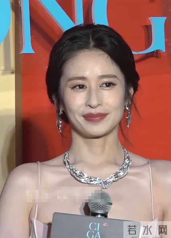 江苏珠宝晚宴,刘嘉玲真空上阵,徐璐瘦成皮包骨,颖儿嘴歪成这样