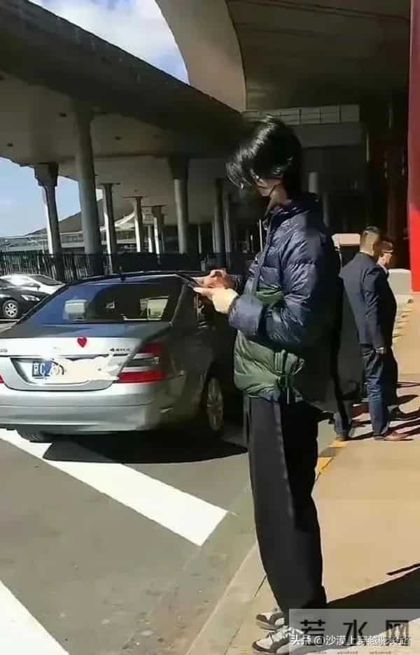 55岁王菲逛商场被偶遇 穿薄衫搭羽绒服保暖又时髦 剪鲻鱼短发很减龄