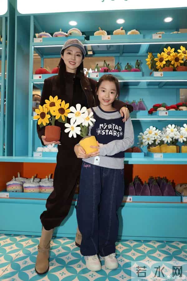 董璇女儿小酒窝在机场遭男子俯身贴近强行合影,小酒窝瞬间被惊吓转头躲开,同行女子护送其离开