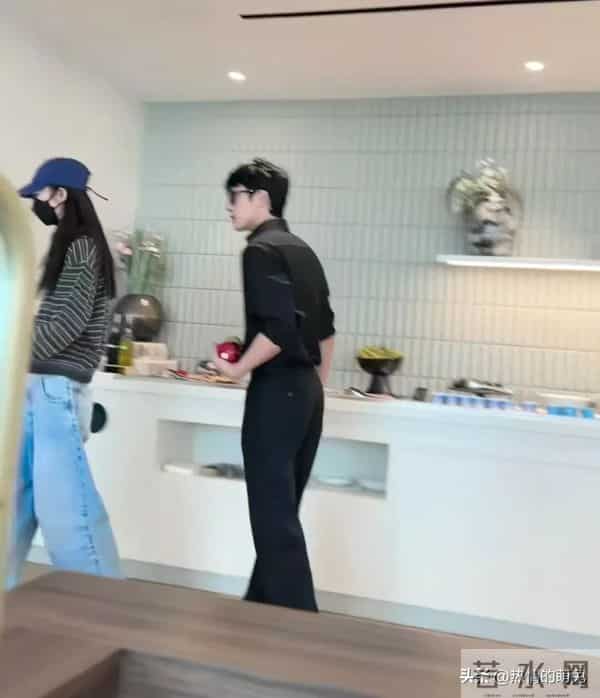 巴黎偶遇刘雯和男友 井柏然这个腰太爱了温润如玉相得益彰