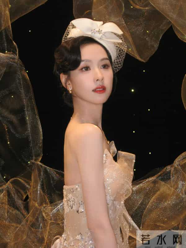 女星陈都灵与秋风约会:谱写梦幻篇章!