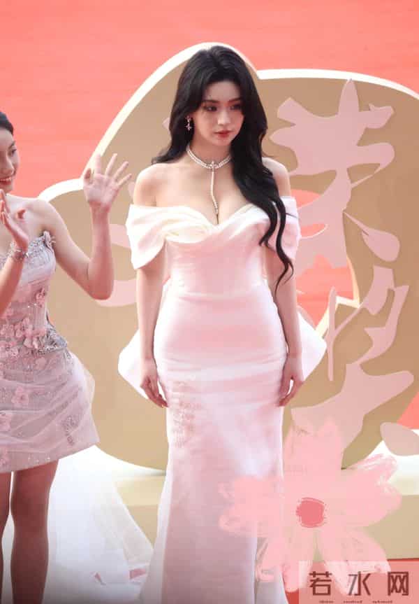 胡亦瑶长相甜美，身材却很火辣哦！