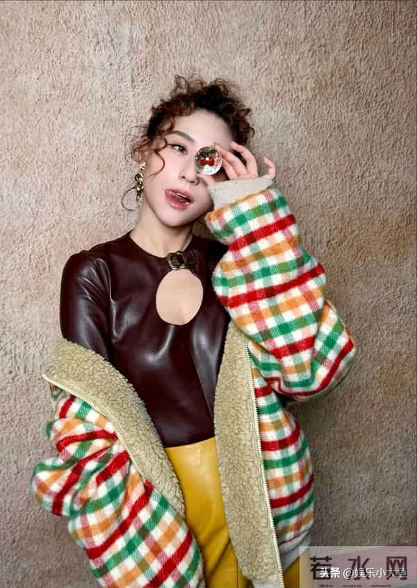 何超莲参加上海miumiu活动,穿格子外套配超短裙,羊毛卷发型好美