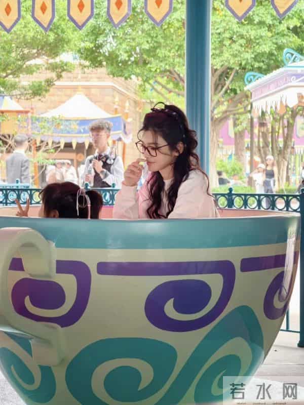 奚梦瑶和女儿现身迪士尼,女儿遗传大长腿基因,网友神评论