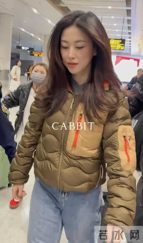 朱珠现身机场被偶遇 身穿吐司羽绒服搭牛仔裤 真是人美穿啥都好看