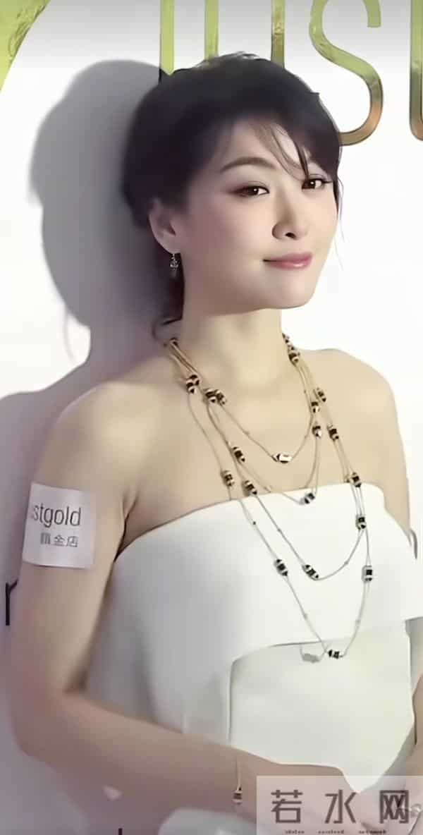 周丽淇真是360度的美,眼睛有特点,会放电,皮肤也是白皙无暇