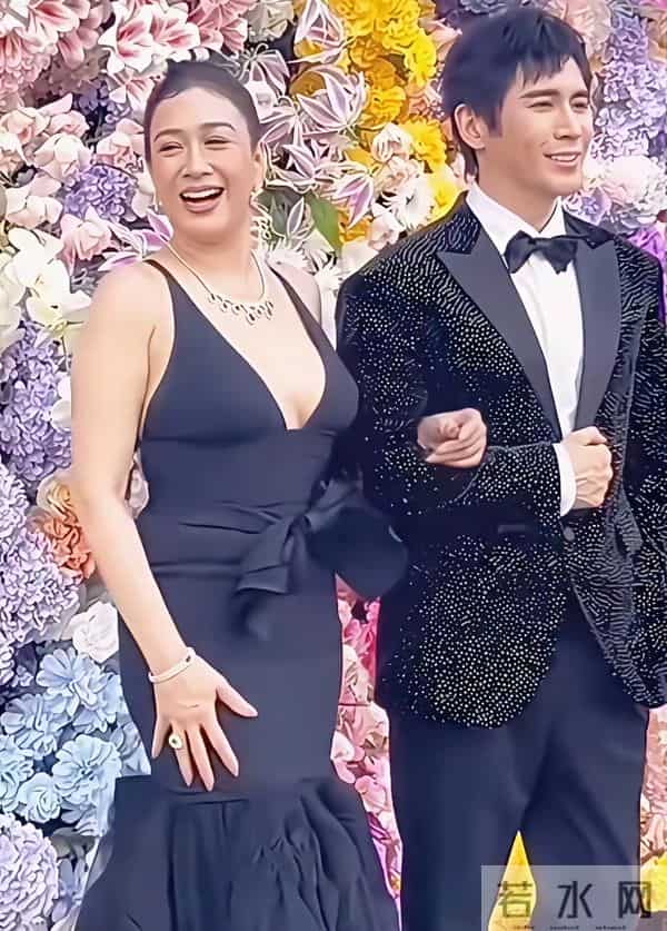 50岁钟丽缇不靠滤镜,靠骨相撑全场。黑裙一穿,不是性感,是底气