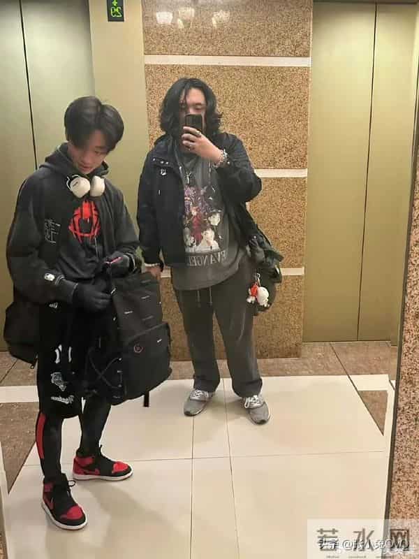 吴镇宇儿子费曼被评油腻,与杨威儿子杨阳洋合照,被调侃像流浪汉