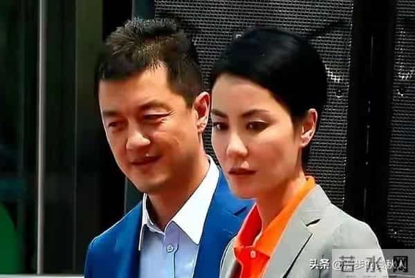 王菲对李亚鹏的“疏离感”藏不住:离婚11年同框仍显尴尬。