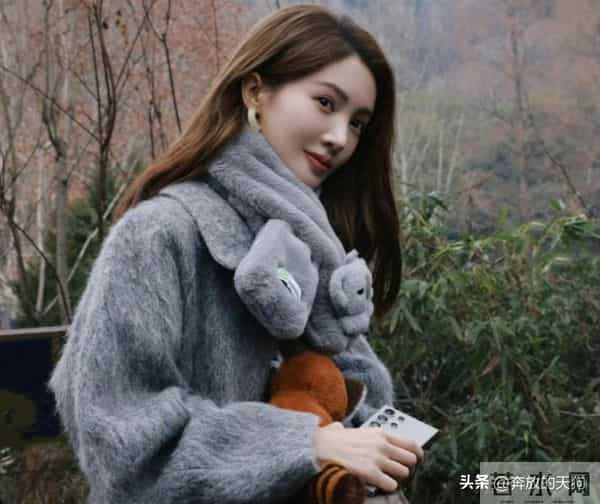 34岁金晨增肥后大变样,穿灰色大衣坐公交像少女,美得像换了个人