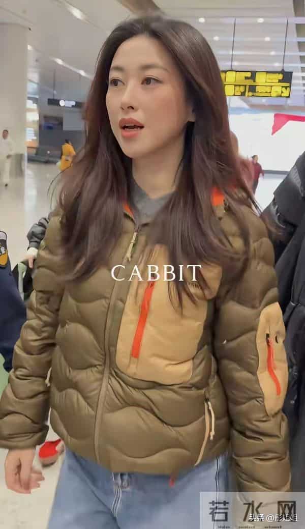 朱珠机场生图太能打!羽绒服配牛仔裤意外时髦,颜值身材双在线