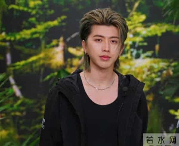 蔡徐坤被曝大瓜，直播间状态尴尬，粉丝直呼心疼！