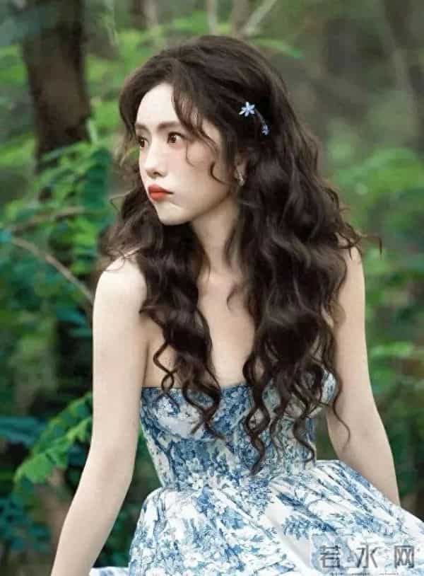 蔡文静抹胸礼服,身材也太好了