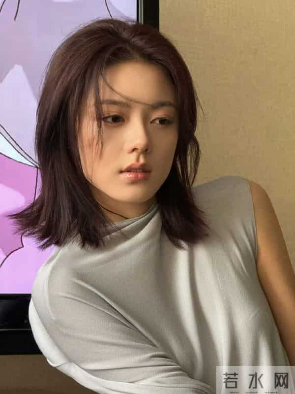 美到犯规！赵今麦卫衣半拉露蓝内搭！牛仔短裤+皮带像夏天风