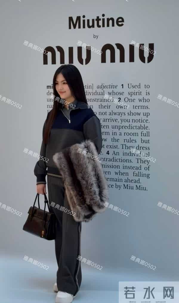 王诗龄何超莲同框,王诗龄虽衣服成熟但胜在年轻何超莲发型显老气