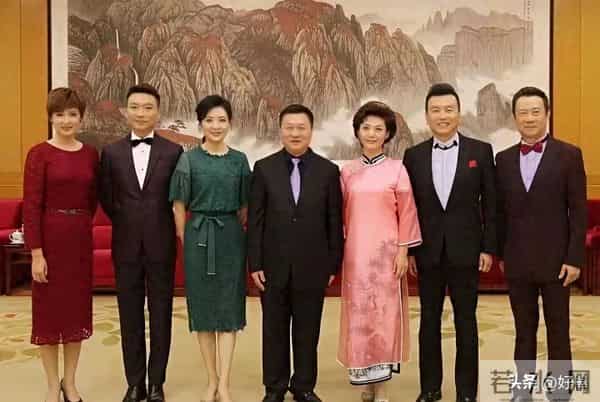 央视主持人合影,桑晨、周涛、李修平、康辉,其他几位你认识吗