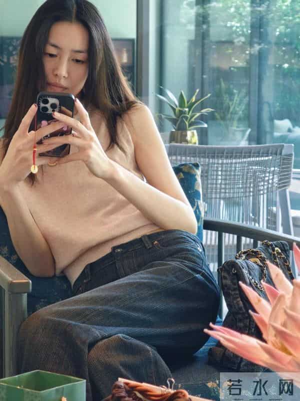 磕到了!刘雯回新加坡感受夏天,评论区直接被狠狠的秀到!