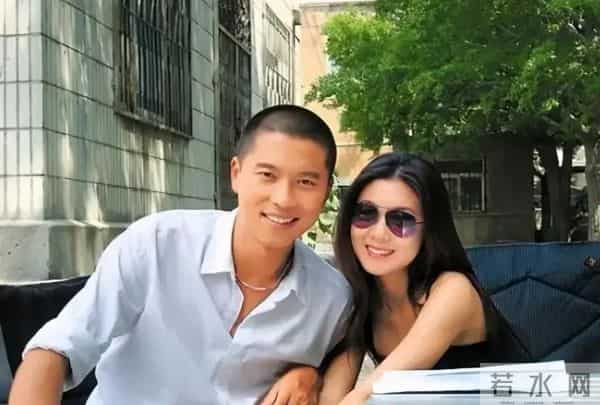 王雷李小萌北京豪宅庆生,吃仨菜被嘲小气,却因桌上的一盒烟圈粉