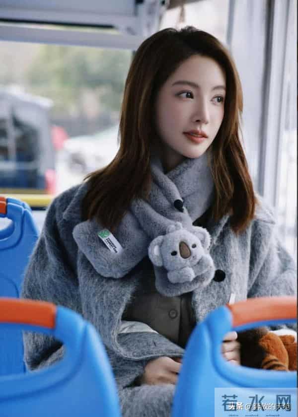 34岁金晨增肥后大变样,穿灰色大衣坐公交像少女,美得像换了个人