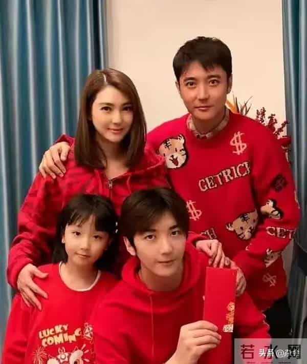 洪欣夫妇北京带娃过万圣，张丹峰和继子超亲，儿女高挑好欢乐！