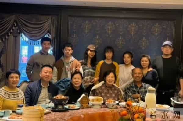 32岁杨紫陪父母和家人相聚,杨紫父亲低调随和,杨紫母亲状态年轻