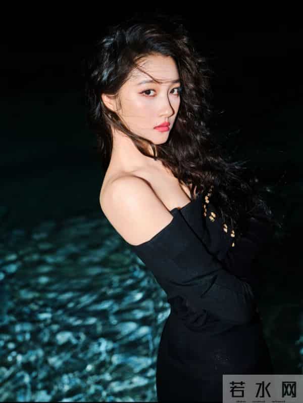 关晓彤赤足静卧,长腿俏女郎!