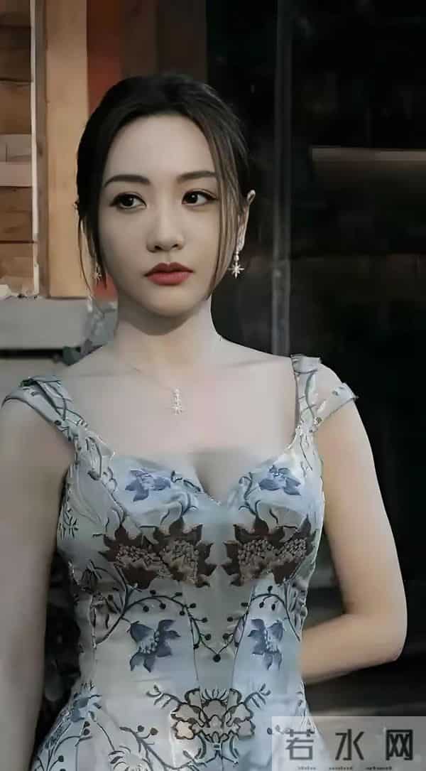 杨蓉这胸是真的吗？跟两个足球一样了，真的非常好看了