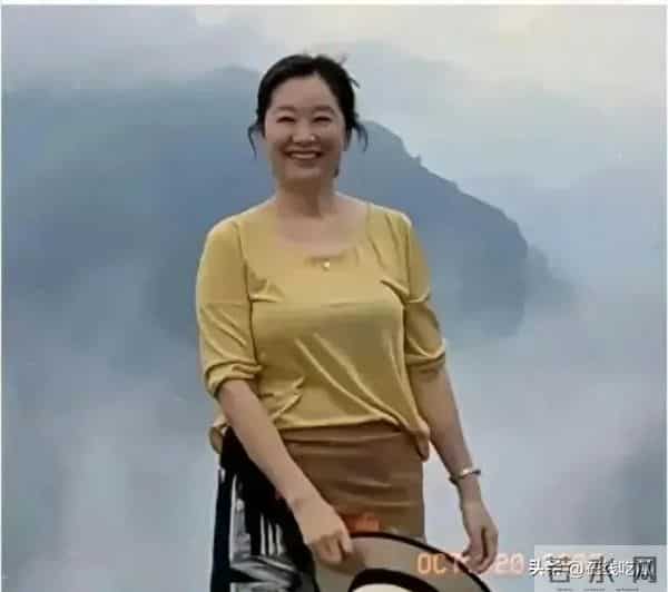 69岁林青霞罕见露面,女神美貌不再,和农村老太太没什么区别!