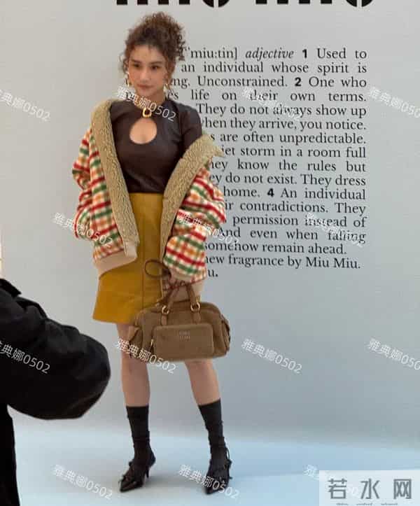 王诗龄何超莲同框,王诗龄虽衣服成熟但胜在年轻何超莲发型显老气