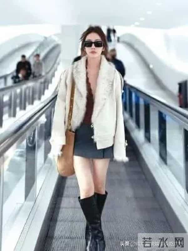 蔡文静机场私服真时髦！毛绒外套+灰色短裙+长筒靴，洋气又高级！
