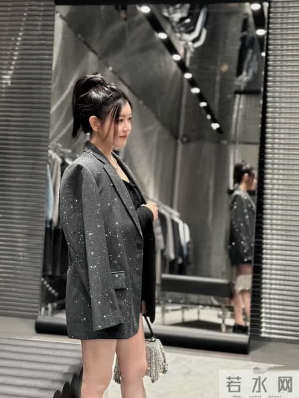 42岁陈妍希亮相活动,亮片西装配超短裤又美又飒,看着像二十出头