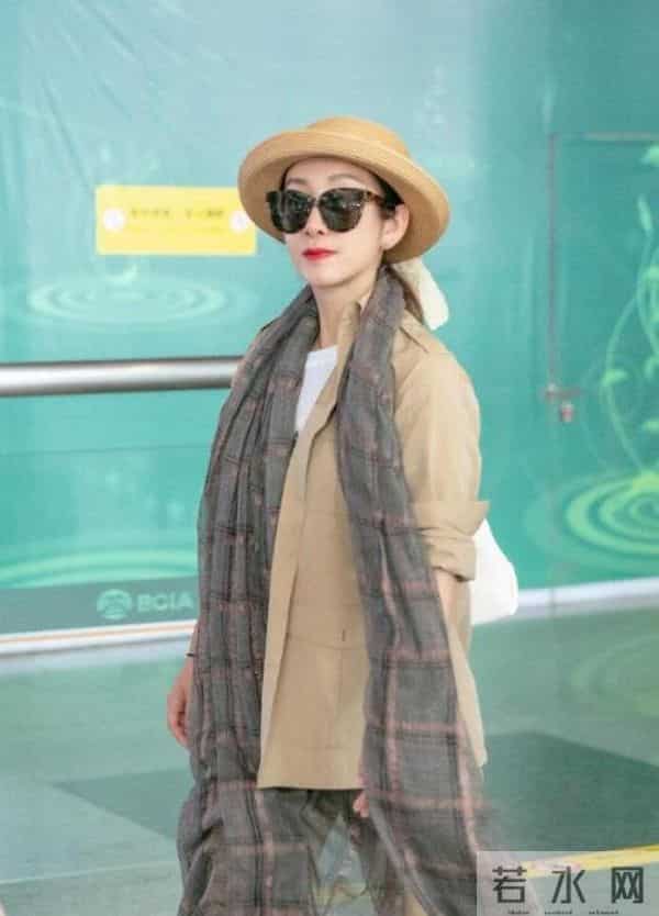 秦海璐真是中年女性穿搭标杆!卡其色西装+直筒裤,时髦又高级