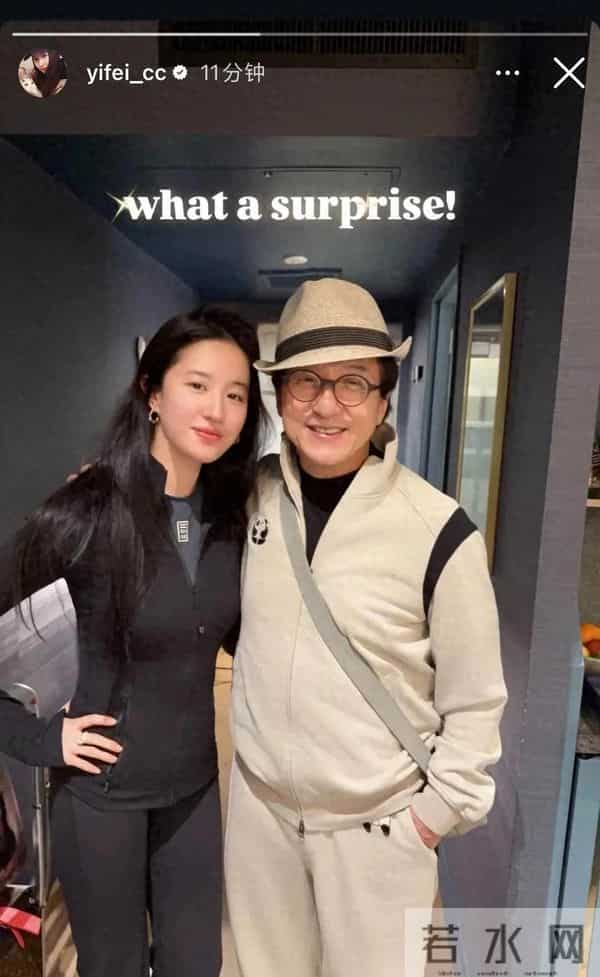 成龙主动招呼刘亦菲来合影,她穿紧身瑜伽裤三角区不明显,她很瘦