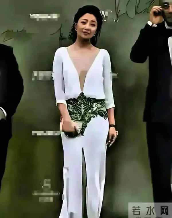 哇塞 殷桃彻底放开了 真空穿连体衣惊艳众人 身材凹凸有致 性感又迷人