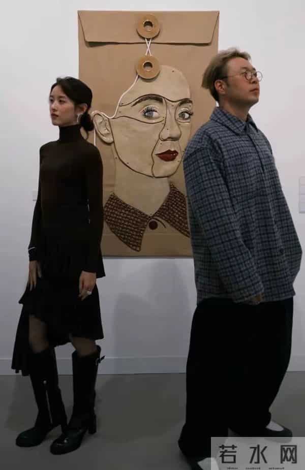 杜海涛与章泽天一起看展,奶茶妹妹发髻低挽,腰肢纤细,太美了!