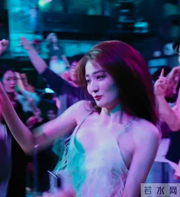 真看不出来 徐璐挺放的开的 蹦迪嗨玩 肚兜美背撩人