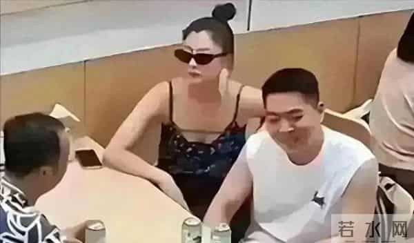 45岁的殷桃与男友在北京一小面馆被拍