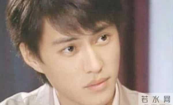 人民日报对靳东的称呼变了，两字之差释放强烈信号，陈道明没说错