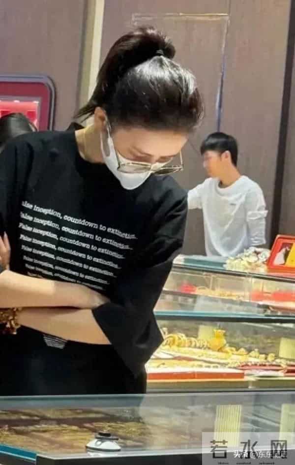 42岁佟丽娅在深圳水贝买黄金首饰,打扮低调朴素,但花钱毫不手软