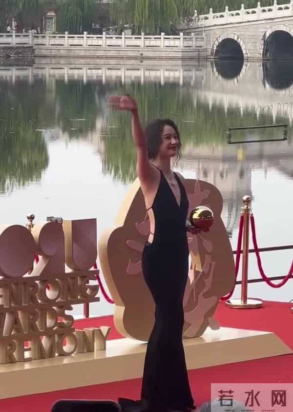 32岁李梦红毯造型屡破尺度,为何从不穿内衣真空秀背深V博出位吗