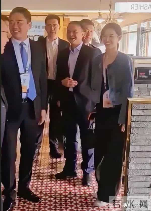 刘强东章泽天出席峰会,夫唱妇随好甜蜜,章泽天打扮休闲,很松弛