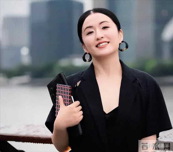 “后台硬到可以捞人”？秦雯袭警事件网友怒斥：看她后台有多硬！