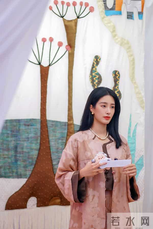 杨采钰和妈妈合照曝光,杨妈妈漂亮又有气质,看起来好年轻的呀!