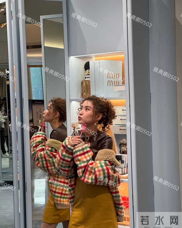 王诗龄何超莲同框,王诗龄虽衣服成熟但胜在年轻何超莲发型显老气