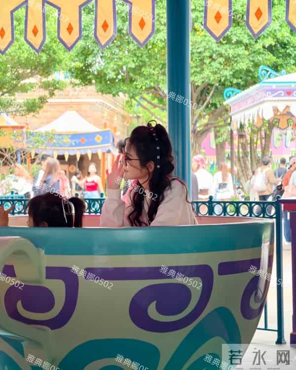 香港迪士尼偶遇何猷君夫妇，6岁的儿子跟奚梦瑶刚出道时长得超像