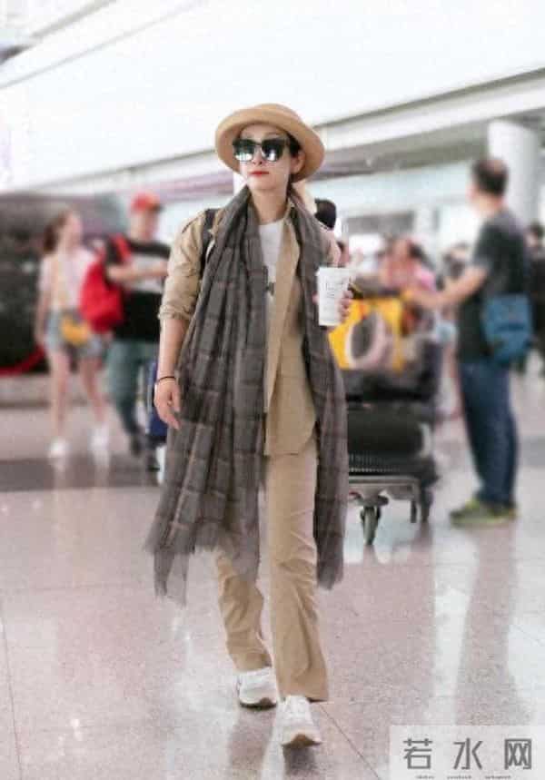 秦海璐真是中年女性穿搭标杆!卡其色西装+直筒裤,时髦又高级