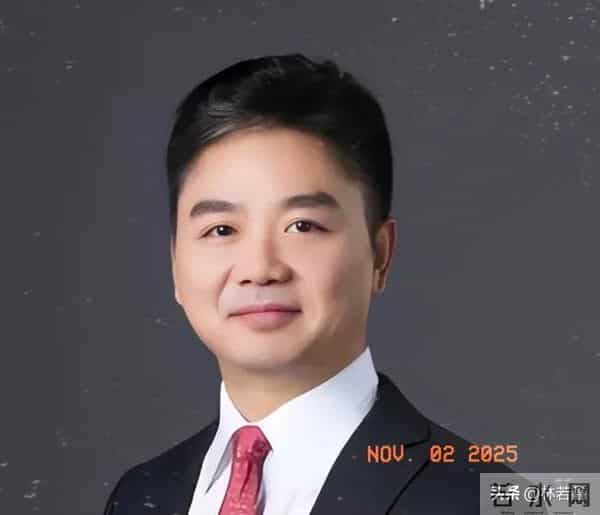 刘强东章泽天出席峰会,夫唱妇随好甜蜜,章泽天打扮休闲,很松弛