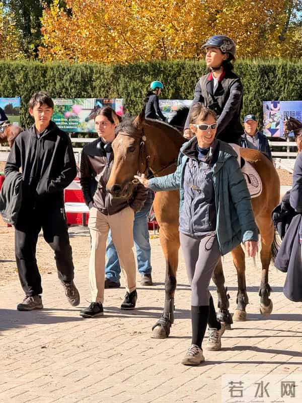 偶遇刘烨儿子陪妹妹霓娜骑马,15岁诺一打扮潦草粗糙,差点认不出